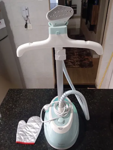 Passadeira a vapor vertical com suporte 