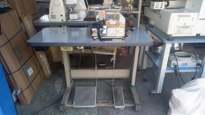 Máquina de costura overlock industrial