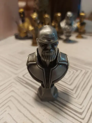 Thanos da coleção Omelete Legends, feito de metal