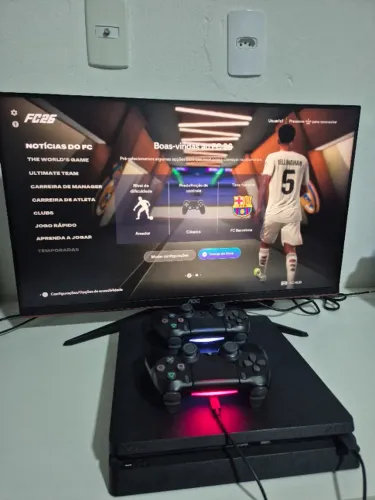 PS4 Slim 1TB + 2 Controles + FC 26 | 3 Meses de Garantia