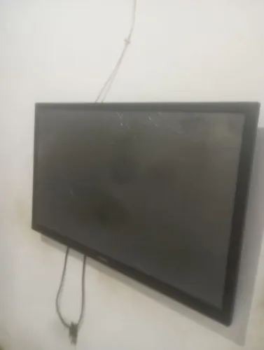TV LCD 43 polegadas com tela trincada ( Boa para tirar peças ) 150$