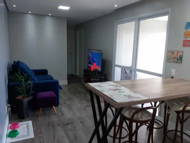 Apartamento com sacada gourmet envidraçada na Vila Penteado