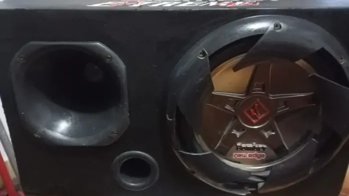 Caixa de som celada para carro modelo bomber Extremer