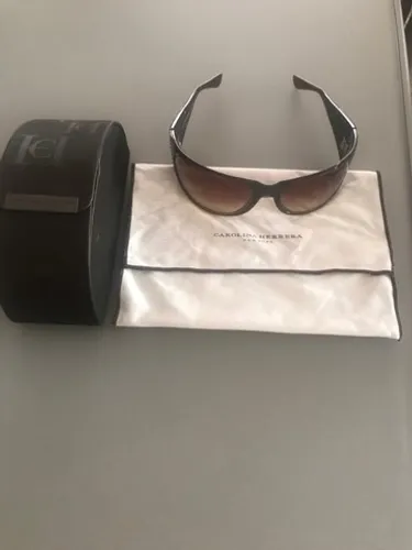 Oculos Marca Carolina Herrera esplendido e chic semi novo Caixa Original