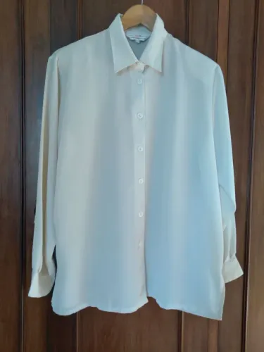 Camisa feminina beje claro, semi nova, tamanho G