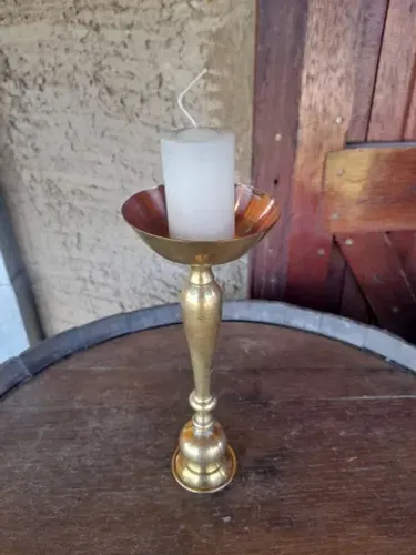 Castiçal antigo em metal dourado