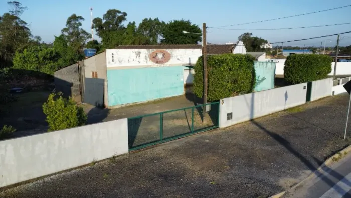 Galpão com AMPLA FRENTE de terreno na área Industrial Rio Maina em Criciúma perto de TUDO