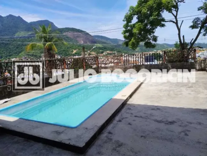 Esta propriedade oferece uma casa com 2 quartos, piscina, churrasqueira e espaço para até