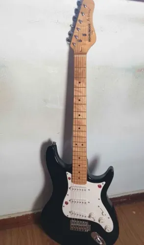Guitarra strato Behringer em ótimo estado