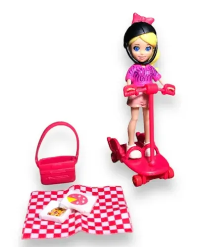 polly pocket com patinete