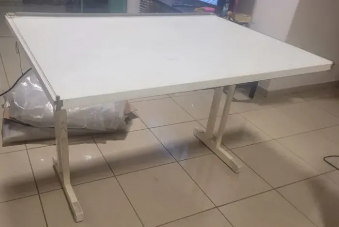 Mesa para desenho (Arquitetura/Agrimensura) reclinável com régua acoplada.