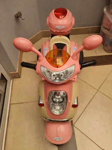 Moto Elétrica Infantil Modelo Lambreta Rosa Banco Estofado Com Baú - 6V