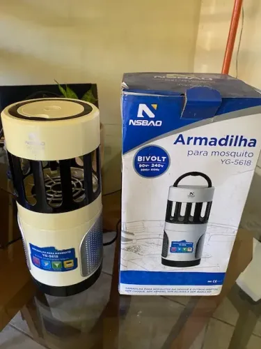 Armadilha para mosquito por luz e sucção 