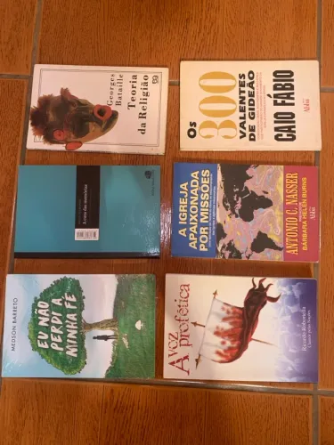 Livros diversos sobre religião e fé