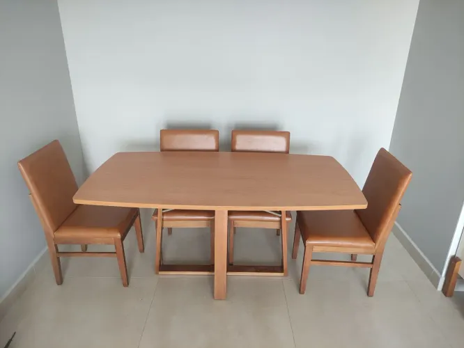 Mesa a pronta entrega na madeira
