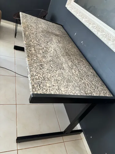 MESA DE GRANITO e FERRO, da diretoria de 2.000,00 reais, por apenas 599,00 reais.