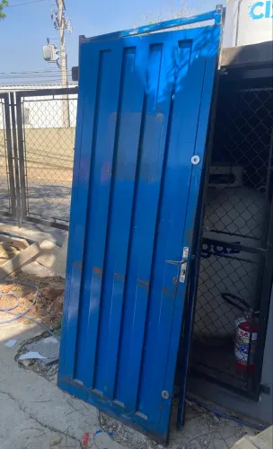 Vendo porta de ferro/chapa com batente + chave treta