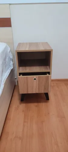 Mesa de cabeceira com gaveta