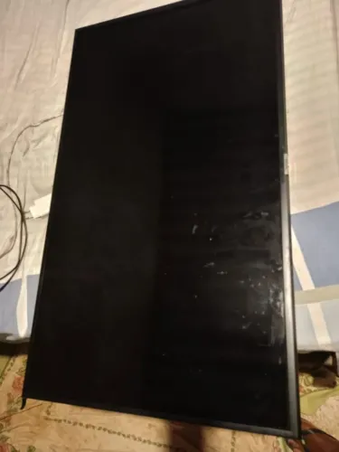 Smartv 43 polegadas samsung, estragada para tirar peça. A tela está perfeita sem trincos 