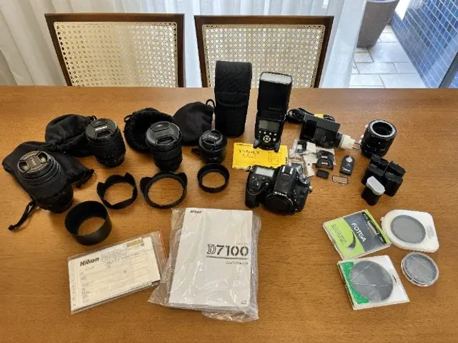 Câmera Nikon D7100 com lentes e acessórios
