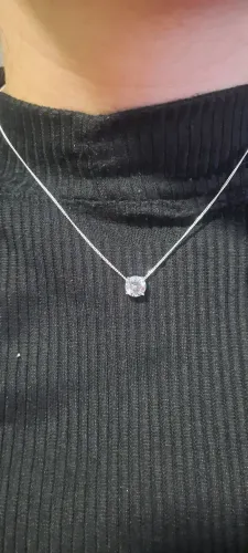 Colar com pingente de zirconea 