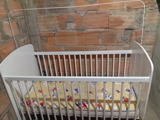 Berço Infantil Branco com Grade de Proteção