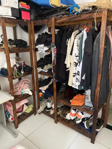 Guarda roupa de madeira