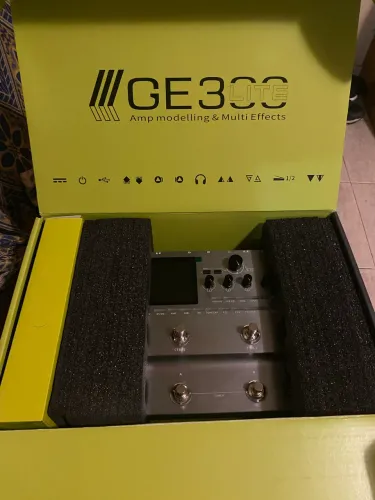 Pedaleira Mooer ge 300 lite