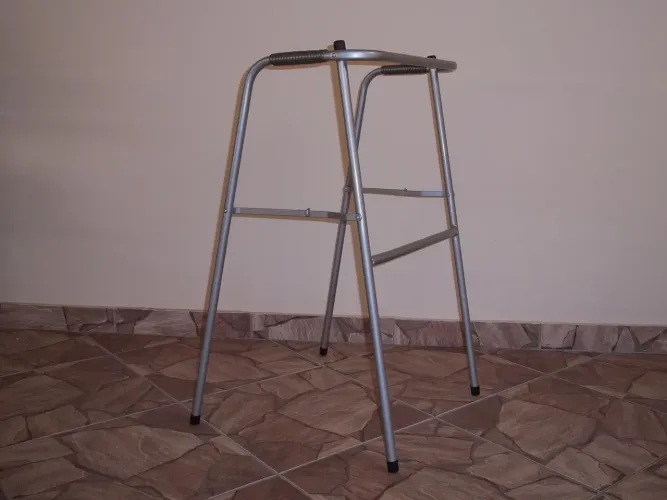 Andador para auxiliar na mobilidade