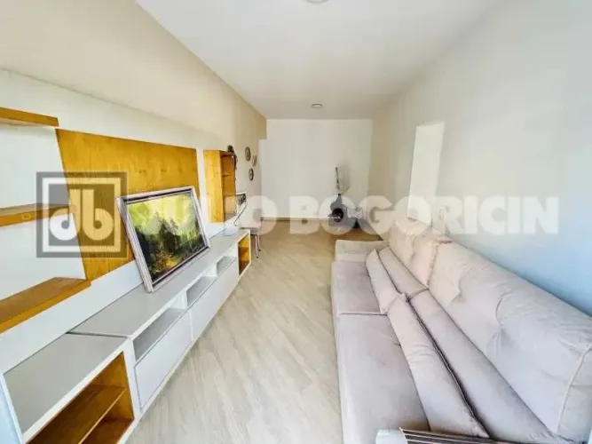 Excelente apartamento, 2 quartos, varanda, vaga de garagem escriturada. Prédio com piscina