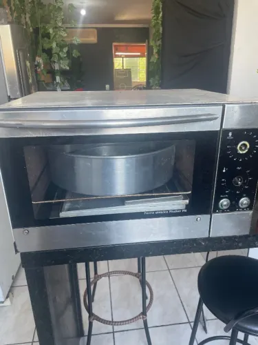 Forno elétrico 110v com tomada e botões faltando mas funciona perfeitamente 