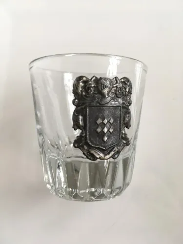4 copos shot em vidro, escudo/brasão de armas em metal. Coats of Arms Shotglass. 