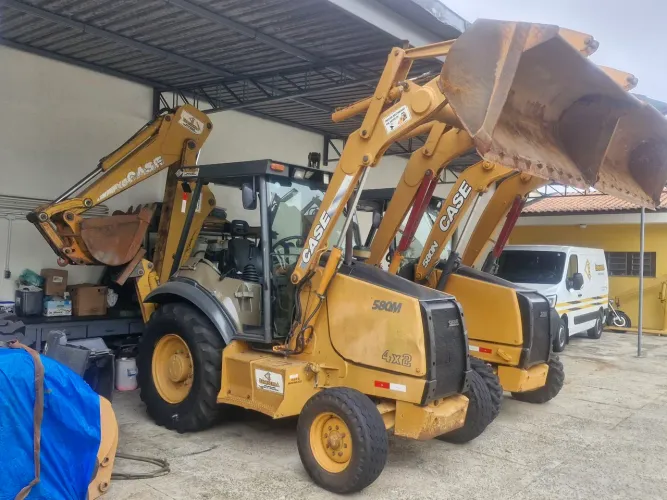 Retroescavadeira Case 580M