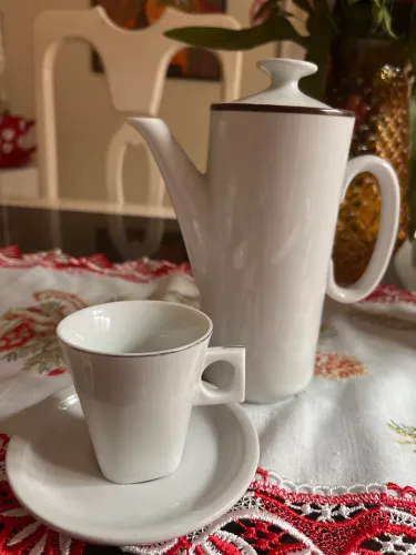 Joguinho de bule e uma xícara 