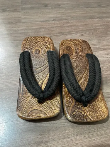 Sandálias Japonesas de Madeira