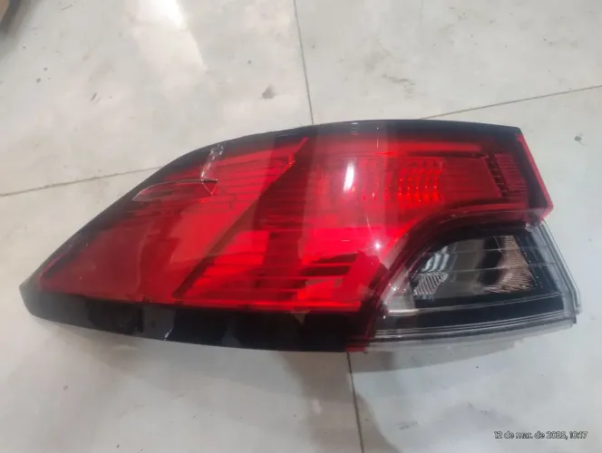 Lanterna Corolla Cross (com detalhe)