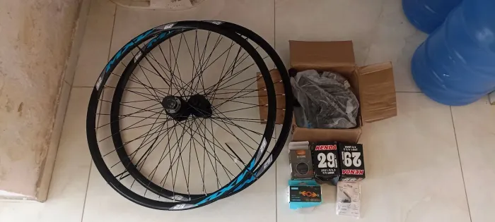 Vendo kit aro 29 lacrado novo para montar + quadro usado e pneu.