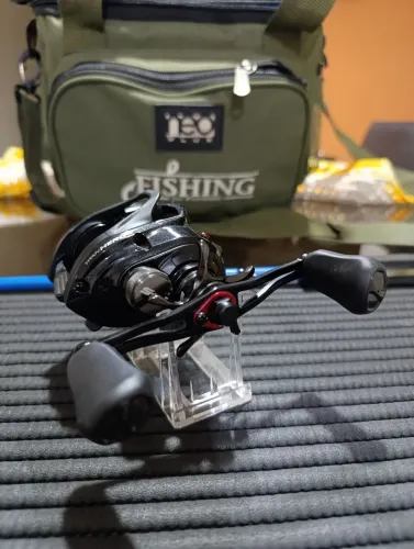 EXCELENTE CARRETILHA DE PESCA MARINE TITAN HERO LADO DIREITO 