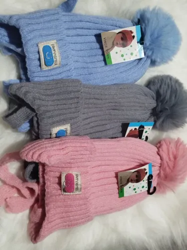 Touca de lã infantil com pompom - Nas cores cinza, azul e rosa (unidade)