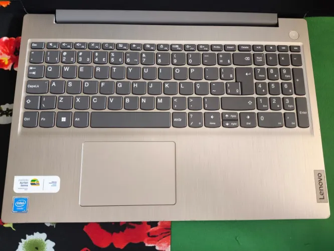 Vendo notebook Lenovo para jogos e tarefas do dia a dia.