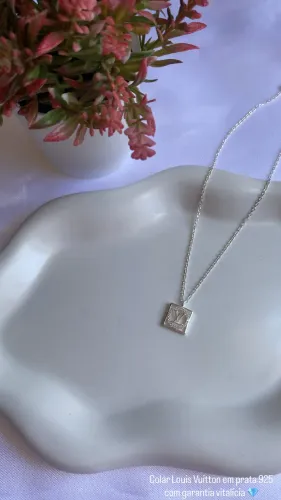 Colar Louis Vuitton em prata 925