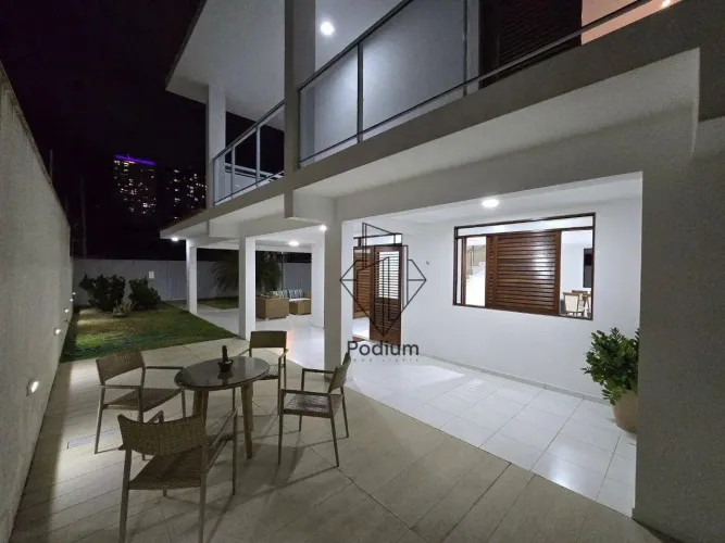 Casa de 1º andar com varanda/sacada ampla e projetadosà 300 metros da praia do Bessa/Jardi