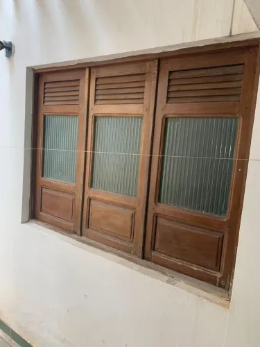 Portas e Janelas em madeira de lei.