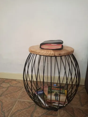 Mesa de vergalhão com tampa de madeira