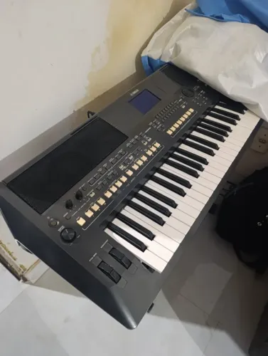 Teclado musical psr s670