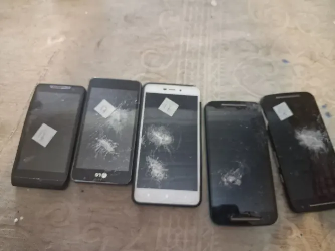 Lote com. 5 celulares  para consertar ou retirada de peças 