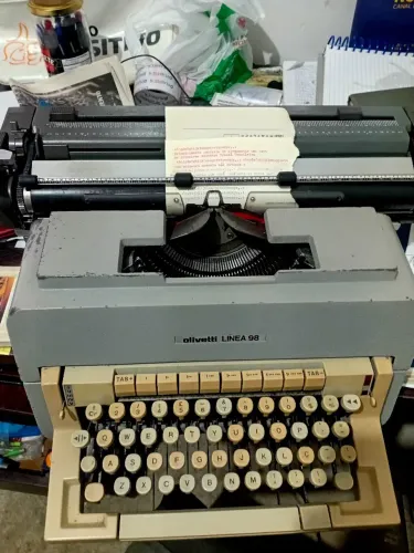 Máquina de escrever olivetti