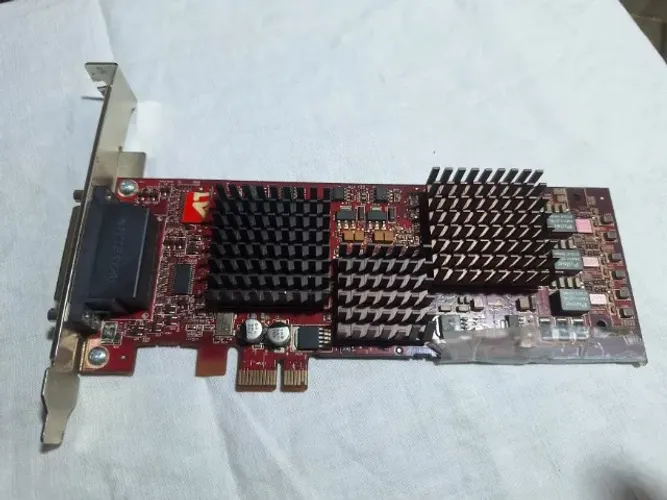 Placa de Vídeo ATI FireMV 2400 109-A61431-00 256MB PCIe