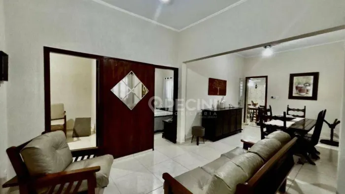 Casa para venda com 2 quartos no centro de Rio Claro.