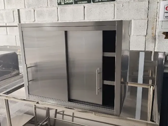 Armário em Aço Inox com Acabamento Impecável para Armazenamento Eficiente